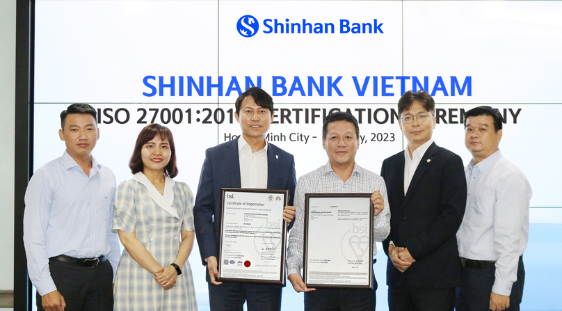 Hwang Cheol Oh, deputy general director, and Information Security Management Systems team of Shinhan Bank Vietnam receives ISO 27001:2013 certification. Photo courtesy of the bank.