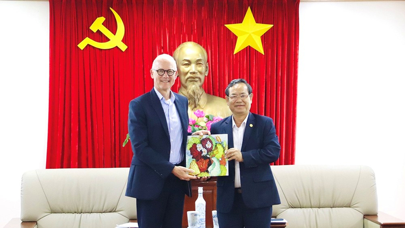 Binh Duong Vice Chairman Nguyen Van Danh (R) delivers a gift to René Piil Pedersen, managing director of A.P. Moller Singapore Pte Ltd,, at a meeting in the southern province on August 8, 2023. Photo courtesy of Binh Duong newspaper.