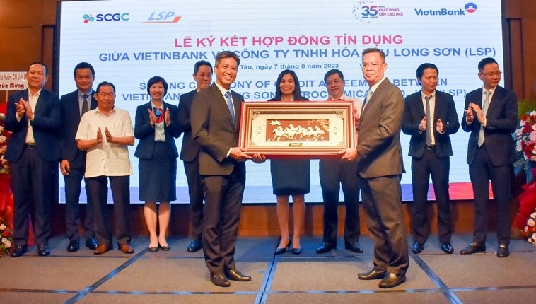 VietinBank chairman Tran Minh Binh (R) presents a souvenir to LSP CEO Kulachet Dharachandra at the signing ceremony for a $120 million credit agreement in Ba Ria-Vung Tau province, southern Vietnam, August 7, 2023. Photo courtesy of Ba Ria-Vung Tau newspaper.