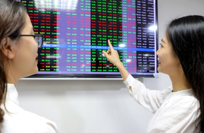 The VN-Index inched up 0.81 points to close at 1242.23 on August 8, 2023. Photo courtesy of VietnamFinance.