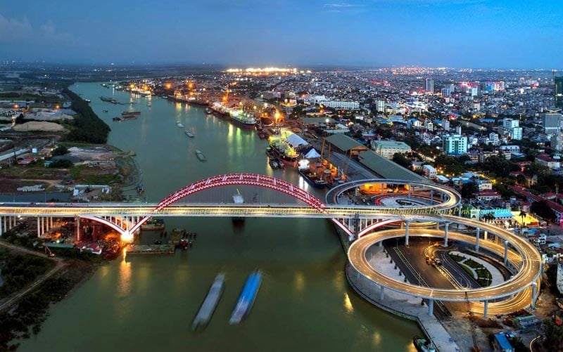 Hoang Van Thu Bridge connects Hong Bang and Ngo Quyen districts with Thuy Nguyen district in Hai Phong city, northern Vietnam. Photo courtesy of Hai Phong Tours.