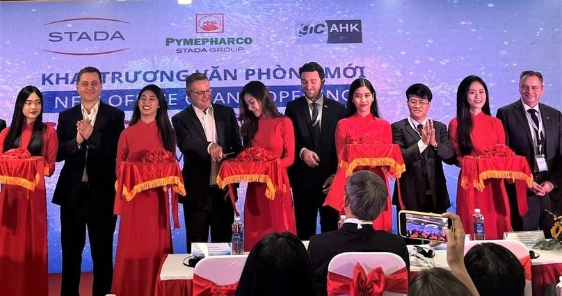 Stada Group CEO Peter Goldschmidt (4th, left) joins the ribbon cutting ceremony for Stada Vietnam’s new head office in Ho Chi Minh City on August 9, 2023. Photo by The Investor/Tuong Thuy.