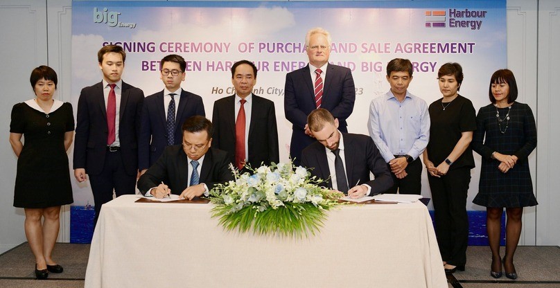 Executives of Harbour Energy and Big Energy sign an agreement on the transaction. Photo courtesy of Bitexco.