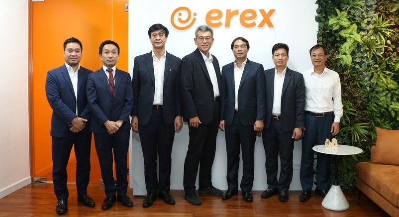 Erex director Tomoki Kakuta (center) and Lao Cai Chairman Trinh Xuan Truong (third, right) at a meeting in Hanoi, August 11, 2023. Photo courtesy of Lao Cai newspaper.