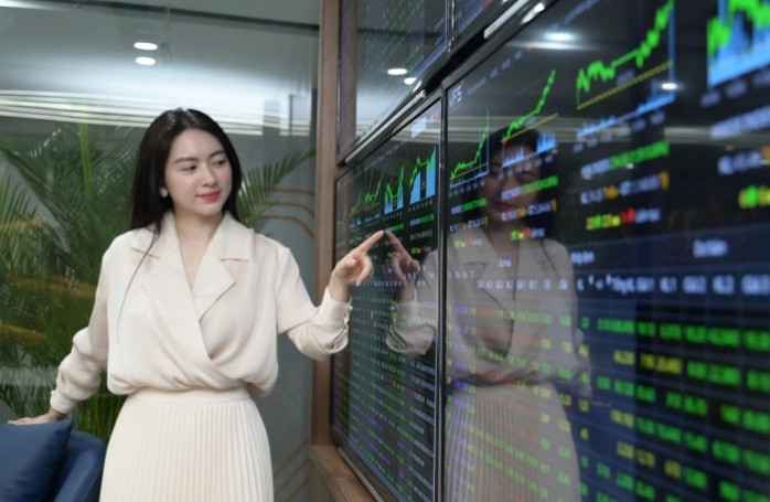 The VN-Index gained 11.6 points to close at 1232.21 on August 11, 2023. Photo courtesy of VietnamFinance.