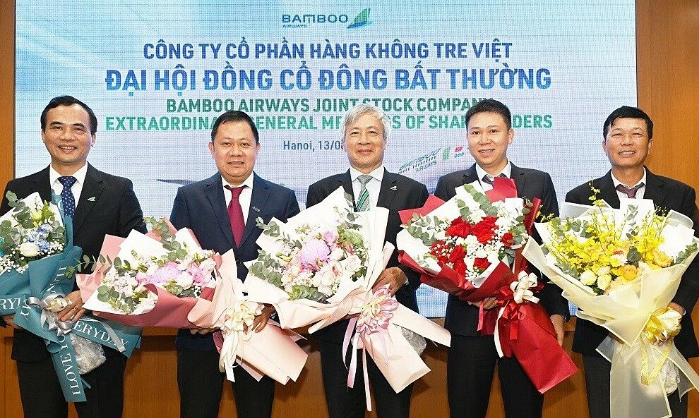 Le Thai Sam (first, right) at the general meeting of shareholders of Bamboo Airways in August 2022. Photo courtesy of the carrier.