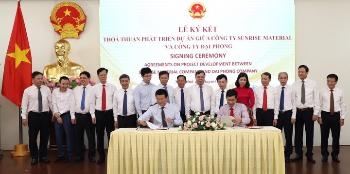 Giám đốc điều hành của Sunrise Material Singapore và Công ty Cổ phần Đại Phong của Việt Nam ký thỏa thuận tại tỉnh Nam Định, miền bắc Việt Nam, ngày 11 tháng 8 năm 2023. Ảnh do các công ty cung cấp.