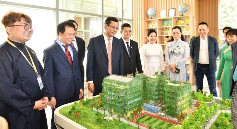 Nguyen Van Phuc, Deputy Minister of Education and Training (front) leads a delegation to visit the school. Photo courtesy of the school.