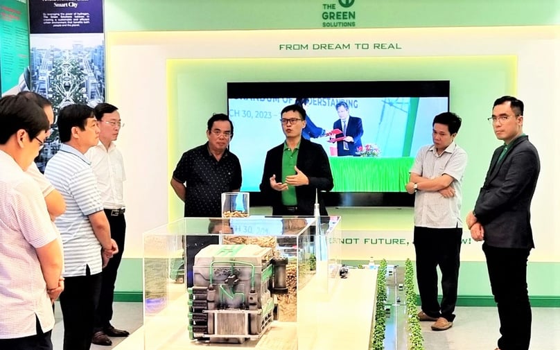 The Green Solutions (TGS) COO Ha Thanh Phong (3rd right) explains the company’s green hydrogen ecosystem to visitors at its Ho Chi Minh City headquarters, July 22, 2023. Photo courtesy of the firm.