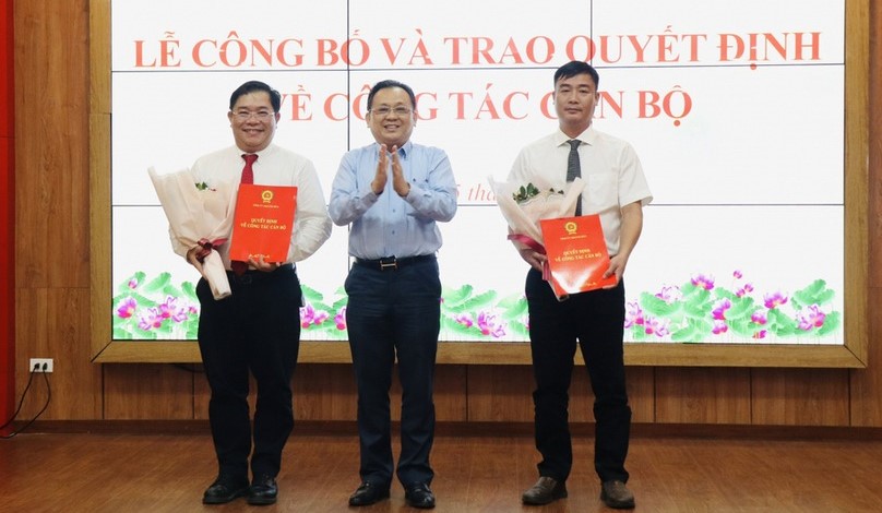 Standing Vice Chairman of the provincial People's Committee Le Huu Hoang (center) hands over the appointment decision to new director of the Department of Planning and Investment Chau Ngo Anh Nhan (left). Photo courtesy of Khanh Hoa newspaper.