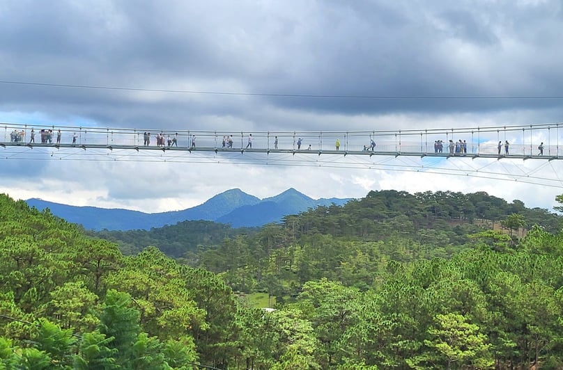 Ngan Thong Glass Bridge is the first glass bridge in Vietnam's Central Highlands and southern region. Photo courtesy of Lam Dong province's news portal.
