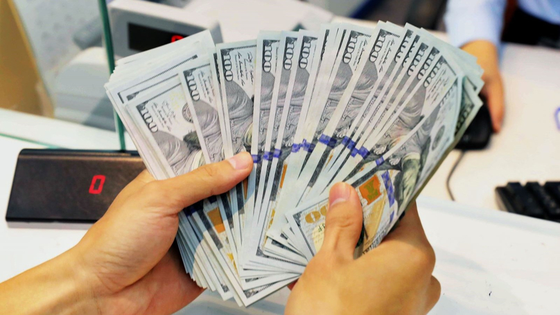 The dollar price reached VND23,951, the highest so far in 2023, on August 17, 2023. Photo courtesy of Vietnam News Agency.