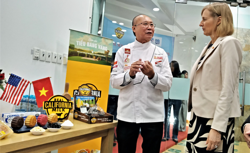 Chef Kao Sieu Luc (L), founder and CEO of ABC Bakery, introduces mooncakes made for the U.S. market to U.S. Consul General Susan Burns in Ho Chi Minh City, August 21, 2023. Photo by The Investor/Tuong Thuy.