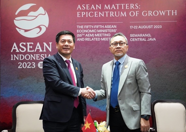 Minister of Industry and Trade Nguyen Hong Dien (L) meets with Indonesian Minister of Trade Zulkifli Hasan on the eve of the 55th ASEAN Economic Ministers (AEM) held in Indonesia, August 19, 2023. Photo coutersy of Vietnam's Ministry of Industry and Trade.