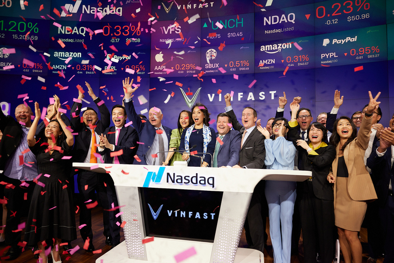 VinFast officials and foreign partners celebrate the debut of VFS stocks on the Nasdaq on August 15, 2023. Photo courtesy of the company.