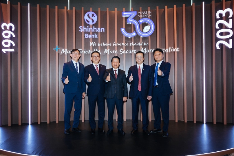 Pham Tien Dung, Deputy Governor of the SBV, Shinhan Bank’s representatives and delegation in the 30th year anniversary event. Photo courtesy of the bank.