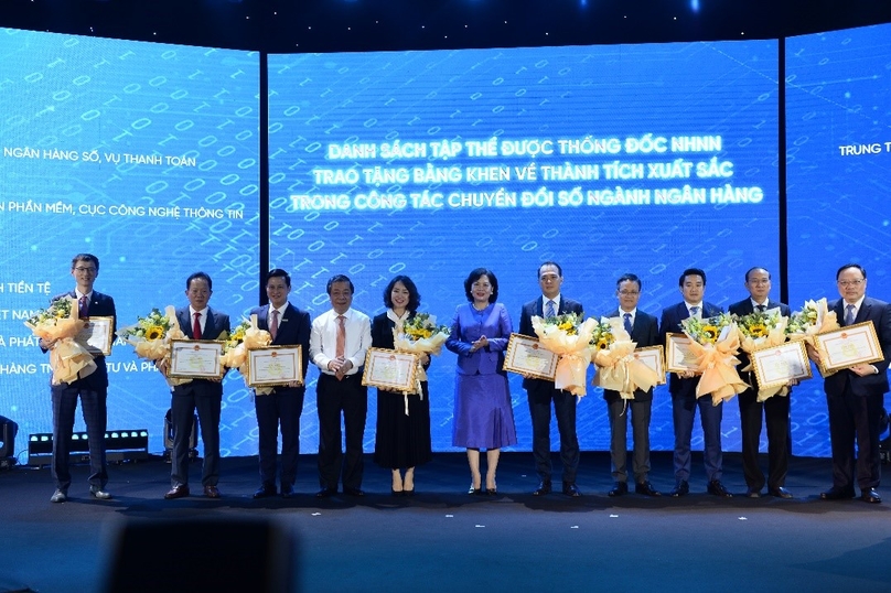 Shinhan Bank receives the certificate of merit for outstanding achievements in the banking industry's digital transformation at the State Bank of Vietnam's 2023 Digital Transformation Event. Photo courtesy of the bank.