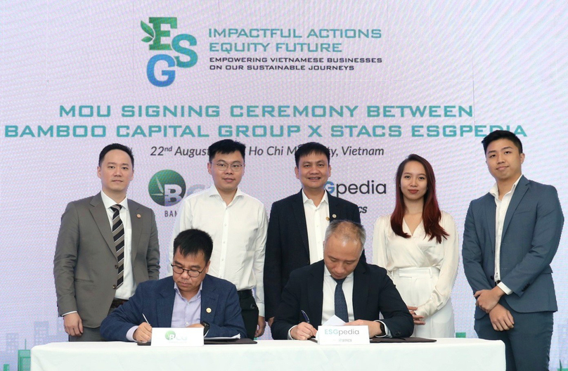 Bamboo Capital Group vice chairman Pham Minh Tuan (left) and Benjamin Soh (right), founder and managing director at STACS, sign a memorandum of understanding in Ho Chi Minh City, August 22, 2023. Photo courtesy of Bamboo Capital Group.