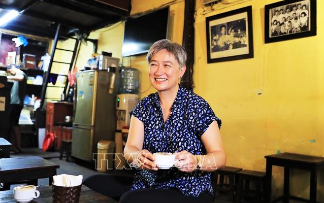 Australian Foreign Minister Penny Wong has a coffee in Hanoi on August 22, 2023. Photo courtesy of Vietnam News Agency.