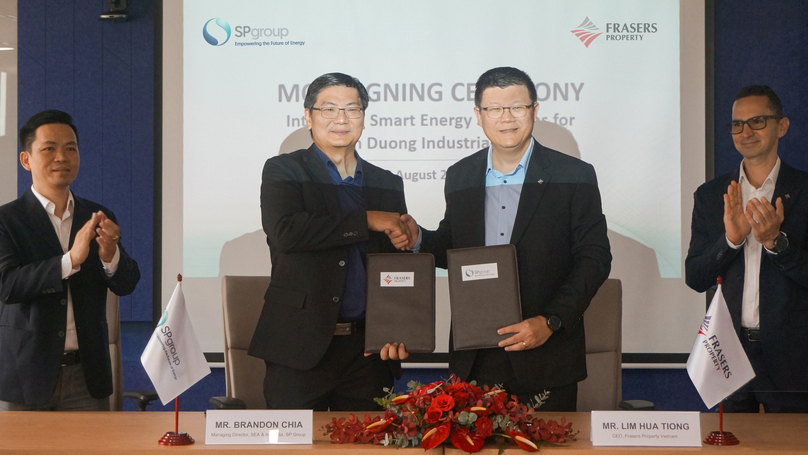 Brandon Chia (second left), SP Group’s managing director, Sustainable Energy Solutions (South-east Asia & Australia), and Lim Hua Tiong (second right), CEO of Frasers Property Vietnam, shake hands at n MoU signing ceremony, August 8, 2023. Photo courtesy of Frasers Property.