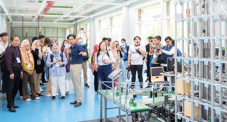 A student exchange event at the Becamex-founded Eastern International University in Binh Duong province, which will house the Vietnam-Singapore i4.0 Innovation Center. Photo courtesy of the university.
