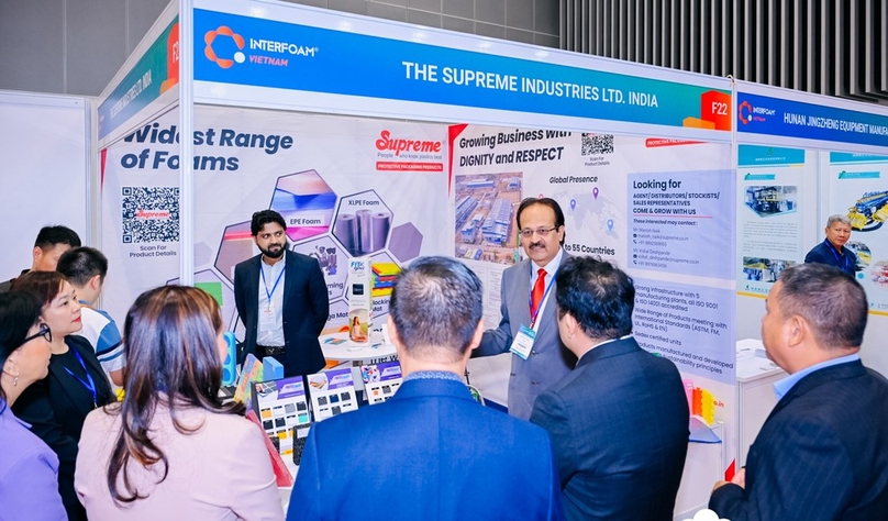 A representative of an Indian firm introduces products to visitors at the Interfoam Vietnam held August 23-25 in Ho Chi Minh City. Photo courtesy of the organizer.