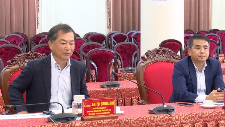 Akito Shiraishi (left), general manager of Sumitomo Corporation's Overseas Industrial Parks Department, meets with Nam Dinh authorities in the northern province, August 24, 2023. Photo courtesy of Nam Dinh newspaper.