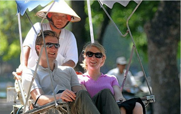 Foreign visitors enjoy a cyclo ride in Vietnam. Photo courtesy of Vietgiaitri.com.