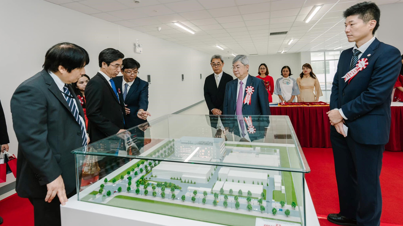 Danang Vice Chairman Tran Chi Cuong (left, second) views a model of Murata Manufacturing Vietnam's new factory in Danang city, central Vietnam, August 30, 2023. Photo courtesy of the firm.