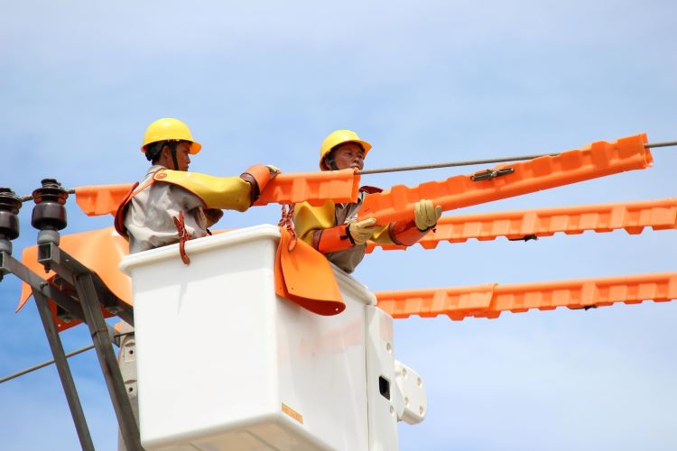 Vietnam Electricity workers repair a transmission line. Photo courtesy of EVN.