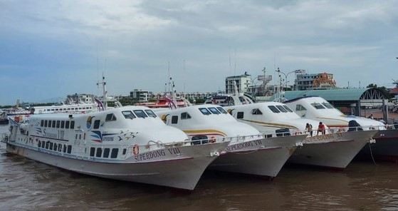 Ferries docked at Rach Gia pier in Rach Gia town, Kien Giang province, southern Vietnam. Photo courtesy of Youth newspaper.