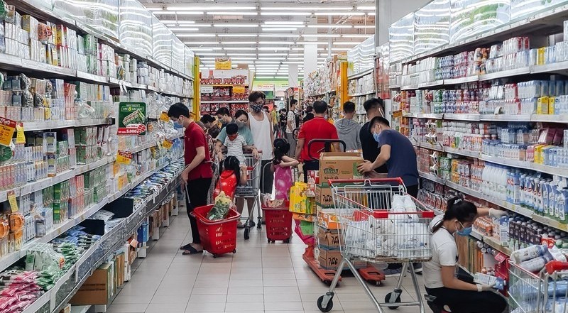 For omnishoppers, influence can come from close contacts such as families and friends or complete strangers on the internet via research of online reviews. Photo courtesy of Voice of Vietnam (VOV).