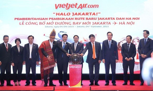 Vietnamese Prime Minister Pham Minh Chinh (middle) and other delegates attend the ceremony to launch the Hanoi-Jakarta direct air route, September 4, 2023. Photo courtesy of Vietnam's government portal.