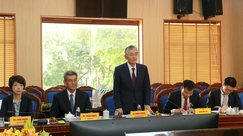 Honna Hitoshi (standing), representative director & president of Erex, speaks at a meeting with Bac Kan authorities, northern Vietnam, September 5, 2023. Photo courtesy of Bac Kan news portal.