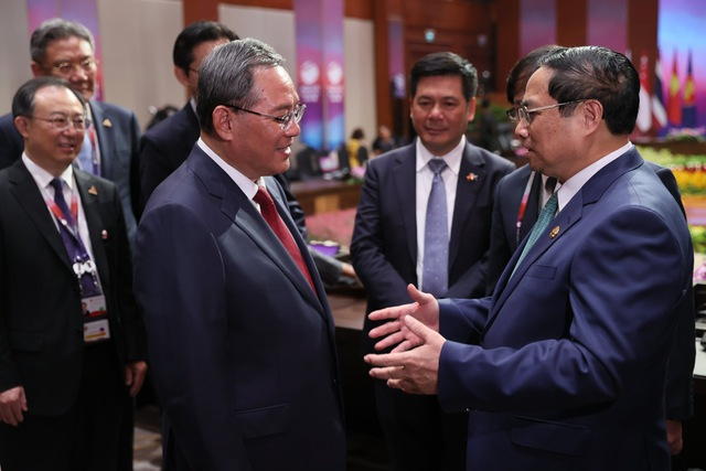 Vietnamese Prime Minister Pham Minh Chinh (L) and Chinese Premier Li Qiang meet on the sidelines of the 43rd ASEAN Summit in Jakarta, Indonesia, September 6, 2023. Photo courtesy of the government portal.