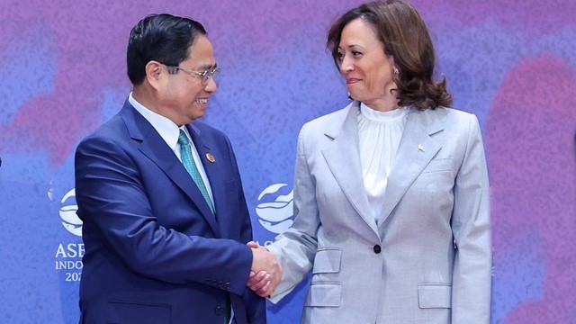 Vietnamese Prime Minister Pham Minh Chinh shakes hands with U.S. Vice President Kamala Harris, September 6, 2023. Photo courtersy of the government portal.