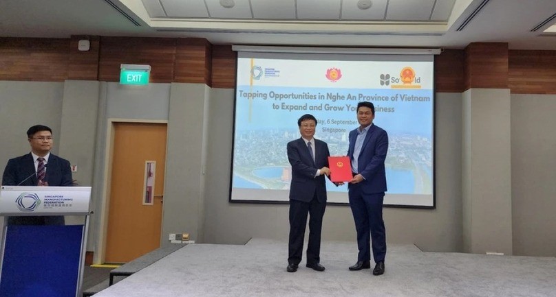 Nghe An Vice Chairman Bui Dinh Long (left, center) grants an investment certificate to Soilbuild CEO Lim Han Ren (right) at an event in Singapore on September 6, 2023. Photo courtesy of Nghe An newspaper.