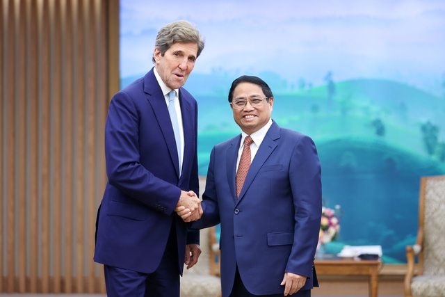 U.S. special presidential envoy for climate John Kerry (L) and Vietnam's Prime Minister Pham Minh Chinh. Courtersy photo of Vietnam's government portal.