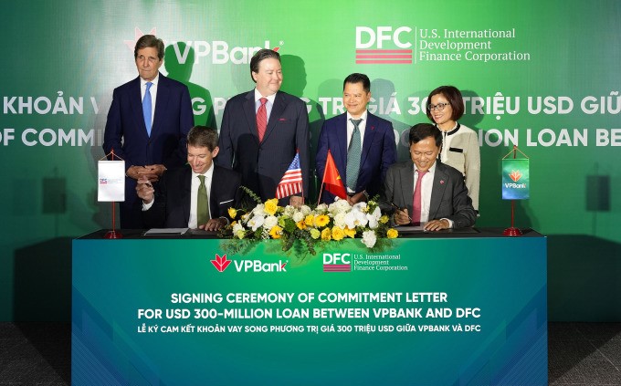 Representatives of DFC and VPBank sign the loan agreement in Hanoi, September 10, 2023. Photo courtersy of VPBank.