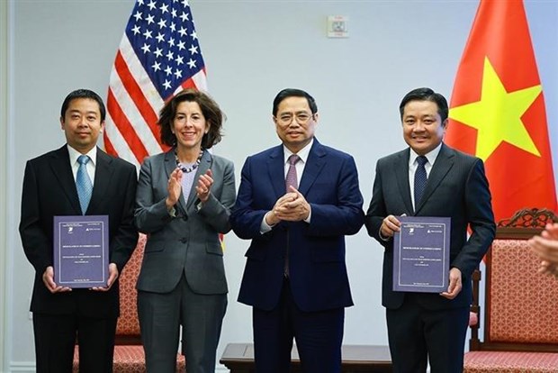 Prime Minister Pham Minh Chinh (second, right) and Secretary of Commerce Gina Raimondo (second, left) at the ceremony to present investment and business registration certificates to Son My LNG Port Warehouse Company Limited, May 11, 2022. Photo courtesy of Vietnam News Agency.