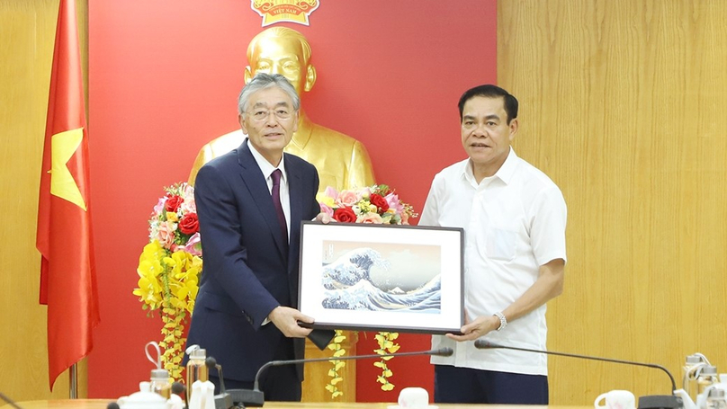 Honna Hitoshi (left), representative director and president of Erex meets with Ha Tinh Chairman Vo Trong Hai in the central province, September 11, 2023. Photo courtesy of Ha Tinh newspaper.