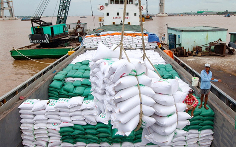 Rice is loaded on a ship for export. Photo by The Investor/Thanh Thuy.
