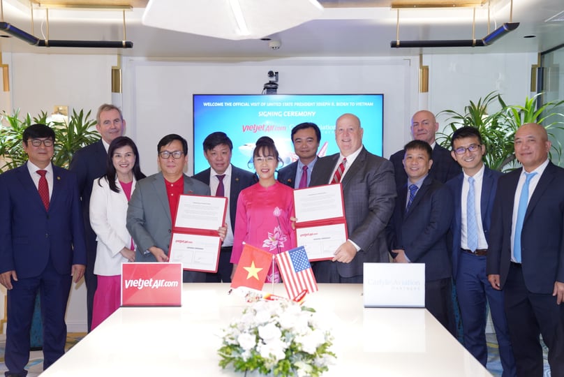 Executives of Vietjet Air and Carlyle at a signing ceremony in Hanoi on September 11, 2023. Photo courtesy of Vietjet Air.