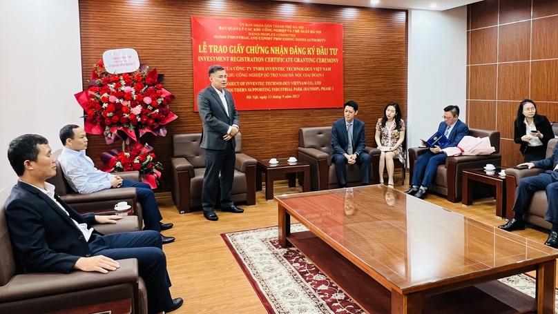 Le Quang Long (standing), head of the Hanoi Industrial and Export Processing Zones Management Authority (HIZA), speaks at the ceremony held to grant an investment registration certificate to Apple supplier Inventec in Hanoi, September 13, 2023. Photo courtesy of Economy & Urban Areas newspaper.