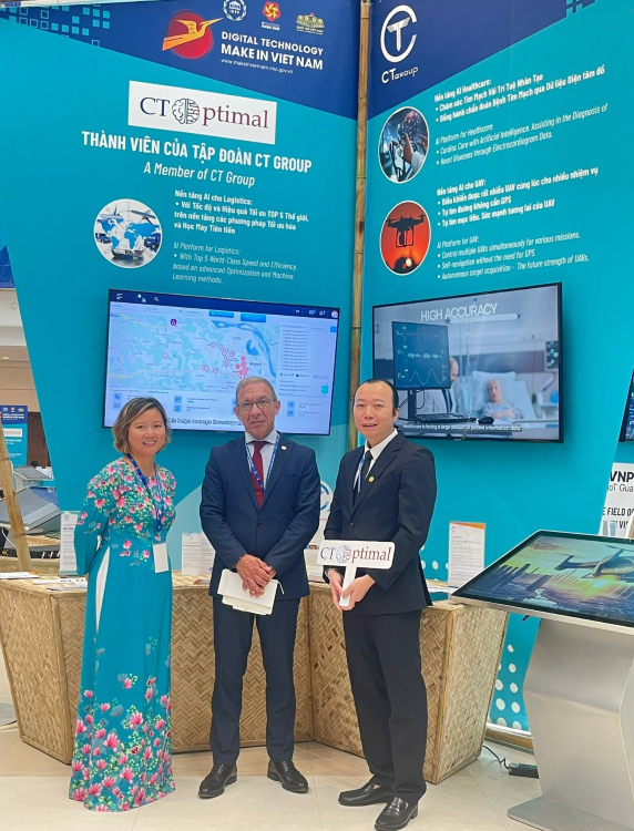 IPU president Duarte Pacheco visited CTOptimal's product introduction area at the exhibition. Photo courtesy of the company.