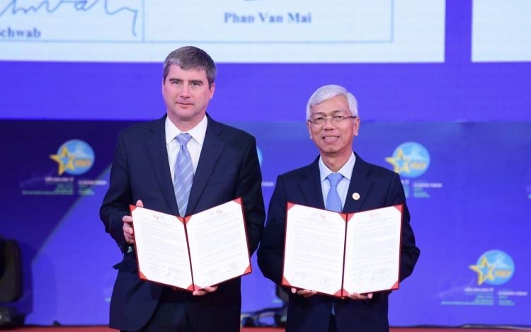 Vice Chairman of HCMC People’s Committee Vo Van Hoan (R) and WEF managing director Jeremy Jurgens exchange the joint declaration in HCMC on September 15, 2023. Photo courtesy of Youth newspaper.