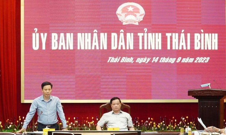 Thai Binh's Chairman Nguyen Khac Than (right) and Vice Chairman Lai Van Hoan at a meeting on the LNG-to-power project in the northern province, September 14, 2023. Photo courtesy of Thai Binh newspaper.