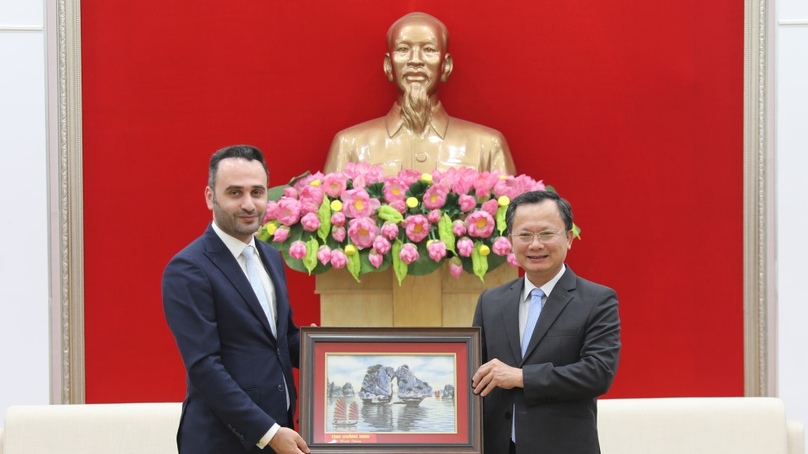 Amir Ali Salemi (trái), Giám đốc điều hành JTA và Cao Tường Huy, quyền Chủ tịch Quảng Ninh, gặp nhau tại tỉnh phía Bắc, ngày 14/9/2023. Ảnh do báo Quảng Ninh cung cấp.