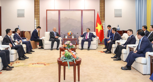 Vietnamese Prime Minister Pham Minh Chinh (R) greets Chairman of China Railway Chen Yun Chen in Nanning city, Guangxi province, China on September 16, 2023. Photo courtesy of VIentam's government portal.
