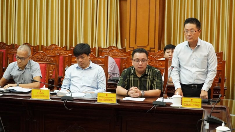 Edmund Chong (standing), director general of Vietnam Singapore Industrial Park and Township Development JSC, speaks at a meeting with Thai Binh authorities in the northern province, September 15, 2023. Photo courtesy of Thai Binh's news portal.